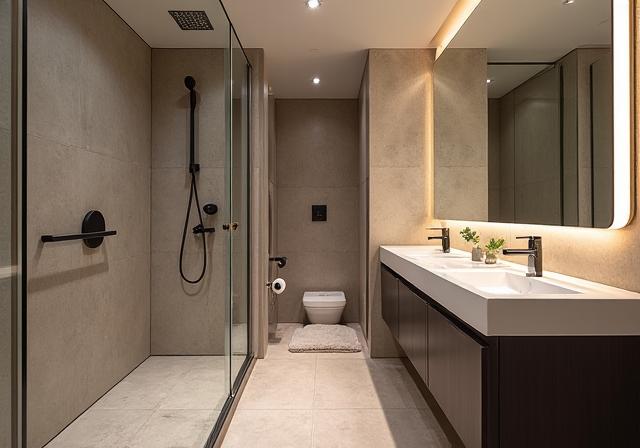 Elegante baño suite con ducha de obra en Sarrià.